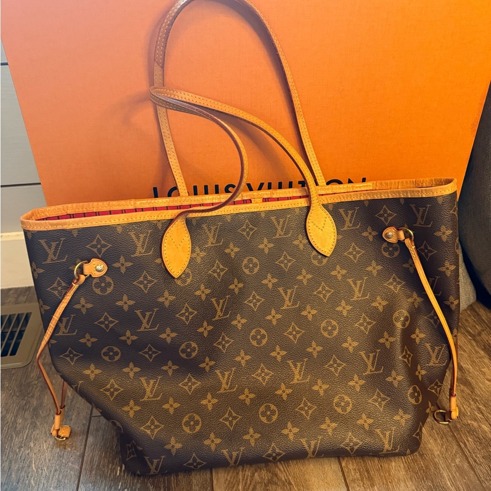 Louis Vuitton Neverfull Monogram MM Fuchsia
💯 Authentic!
